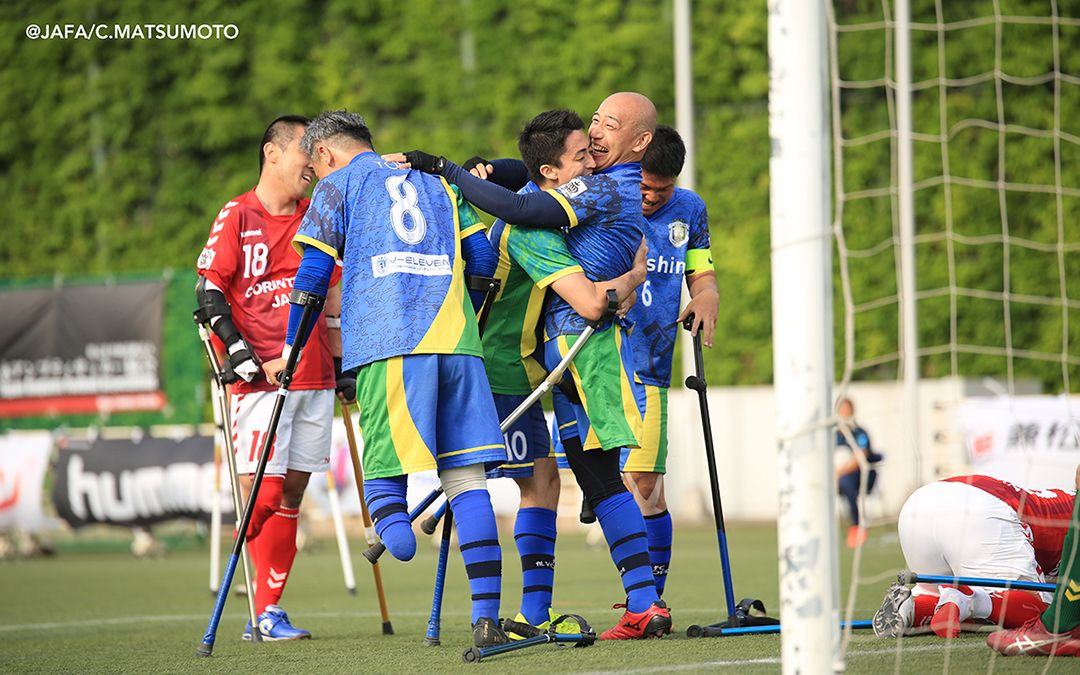 決勝ゴール後、歓喜のFCアウボラーダ