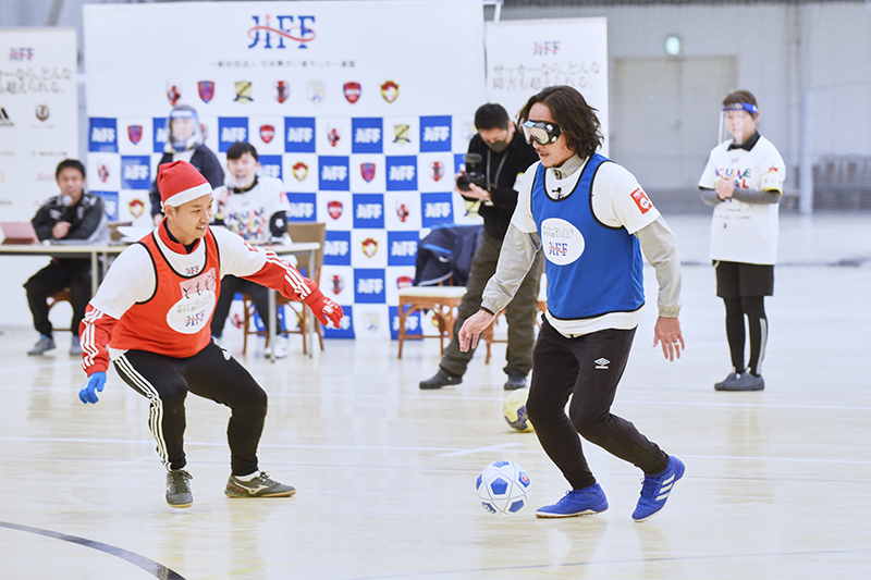 ゲストの石川直宏さんは弱視ゴーグルを着用してプレー