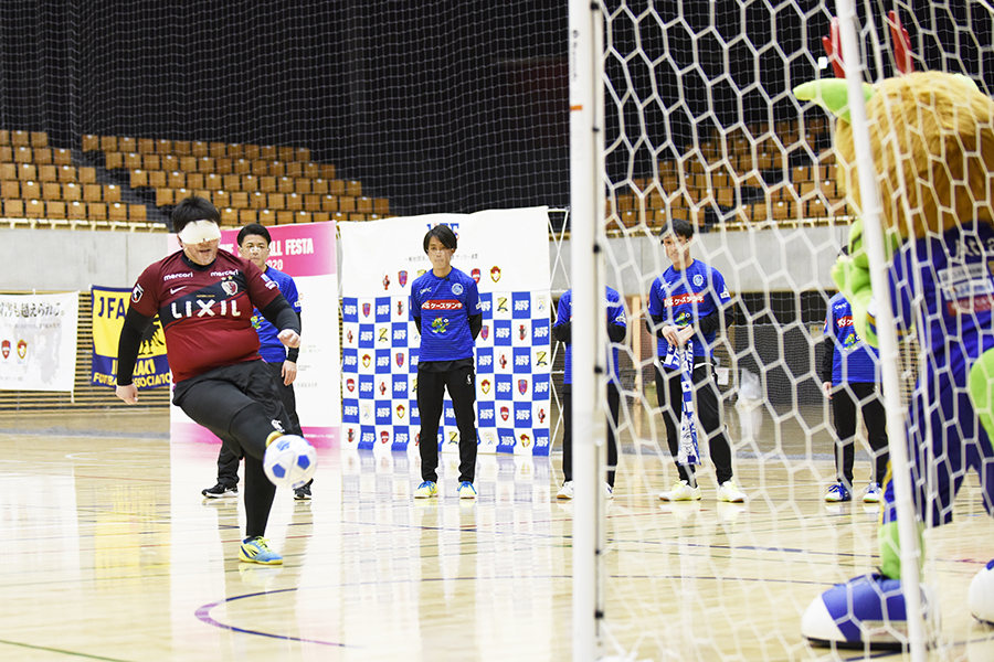 ブラインドサッカー女子・工藤選手のシュート