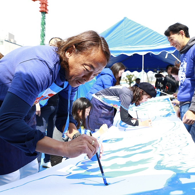 2018年のWarm Blueでブルーフラッグ作りをする北澤会長