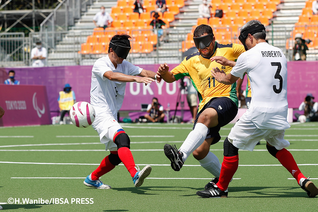 日本代表のディフェンスを振り切りシュートを放つブラジル代表選手