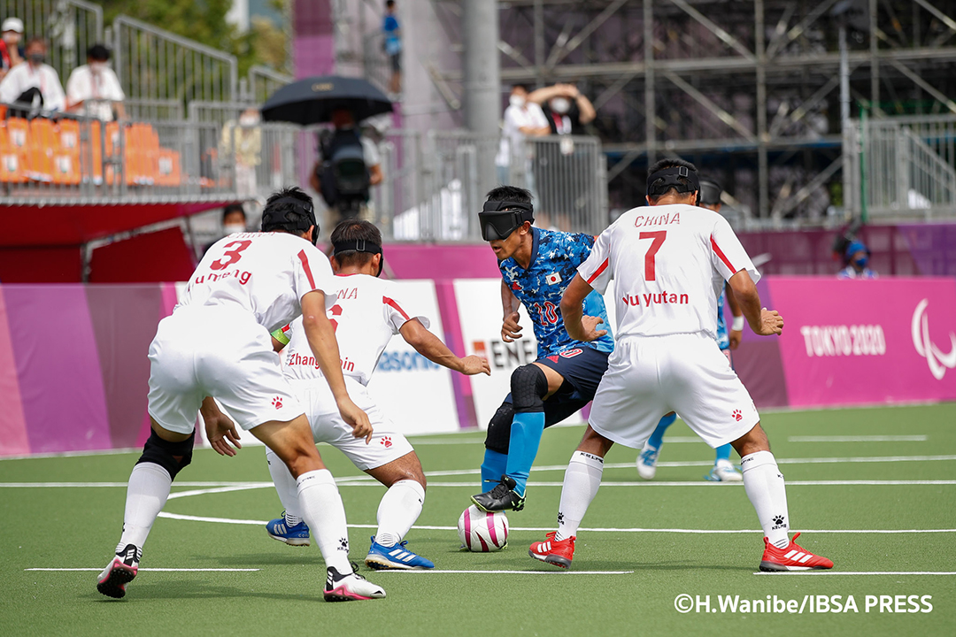 ゴールに向かう川村選手と、その前に立ちはだかる3人の中国選手たち