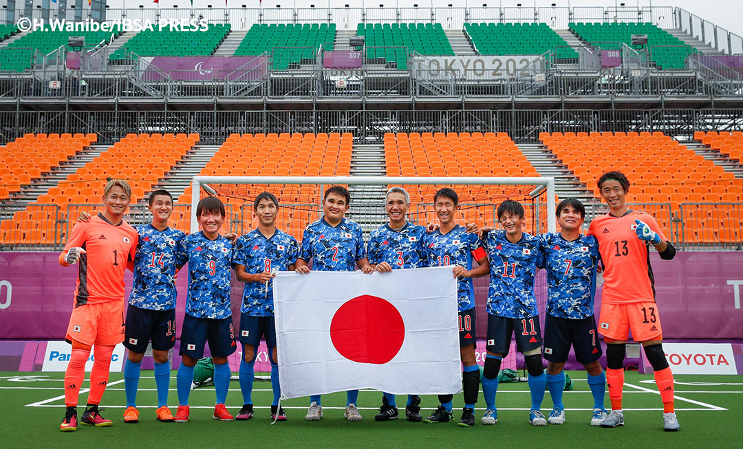 試合を終え、笑顔の日本代表チーム