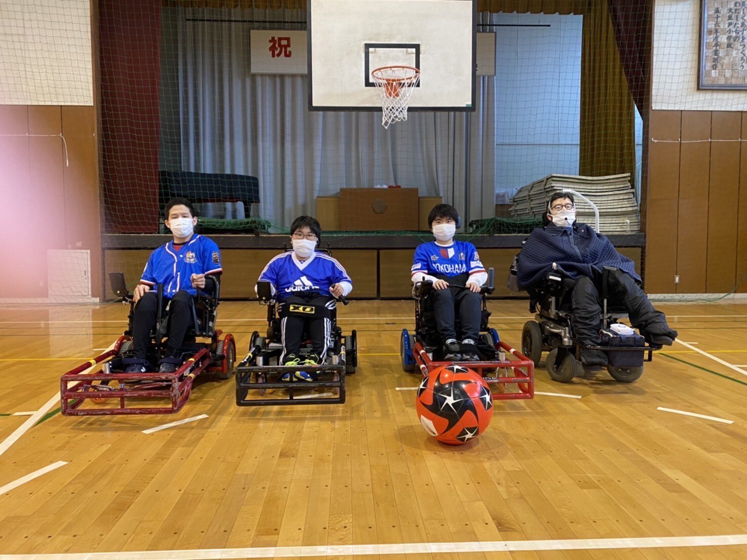 電動車椅子サッカーの選手4名