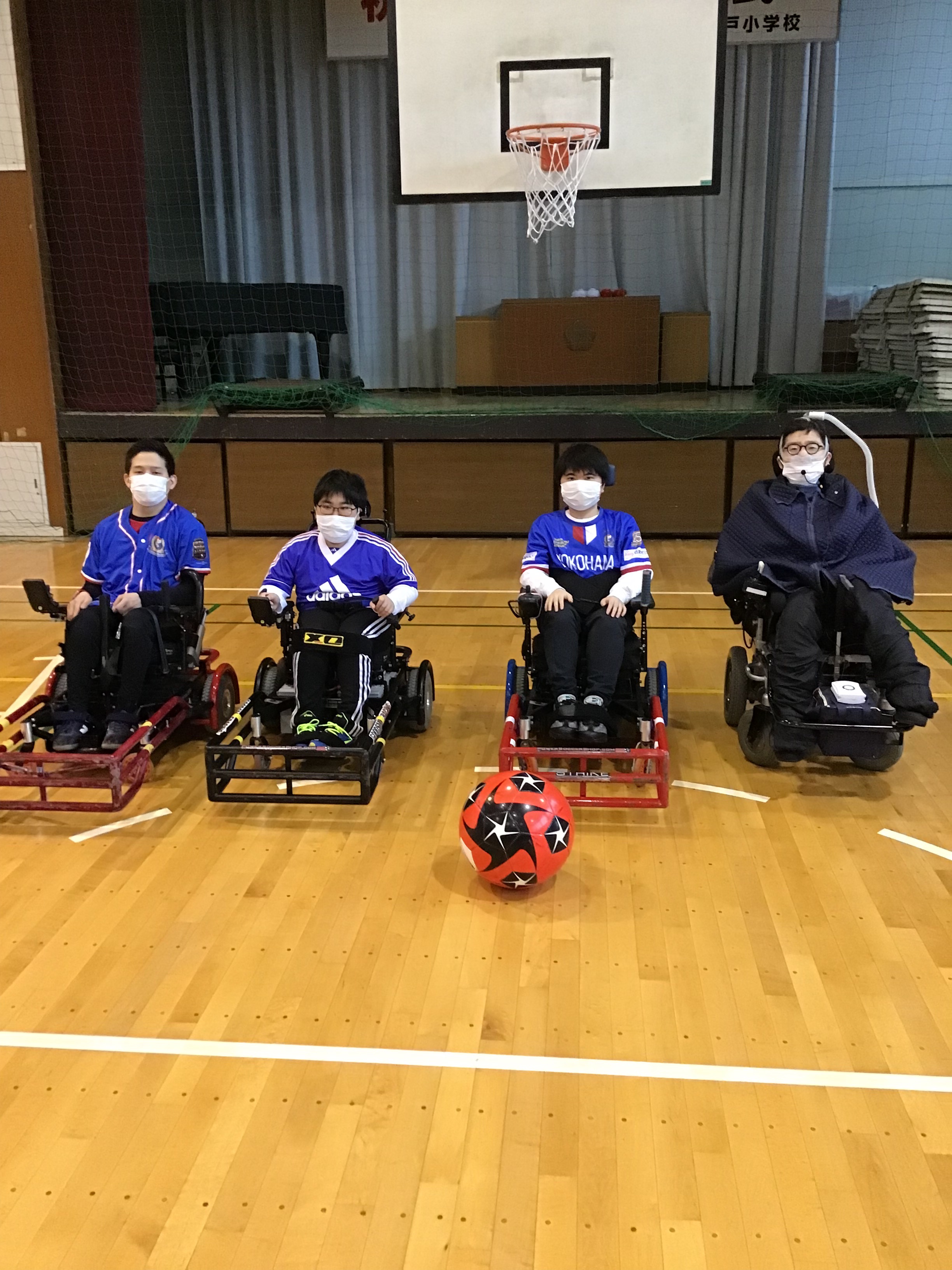 電動車椅子サッカー選手4名