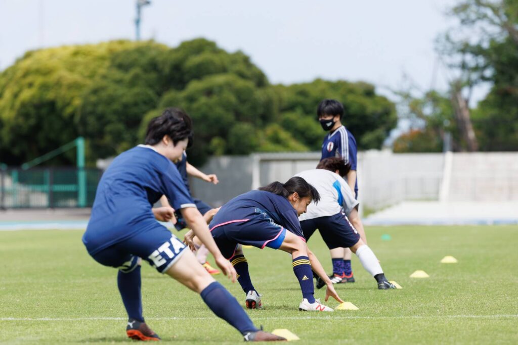 選手3名が走ってトレーニングをしている様子