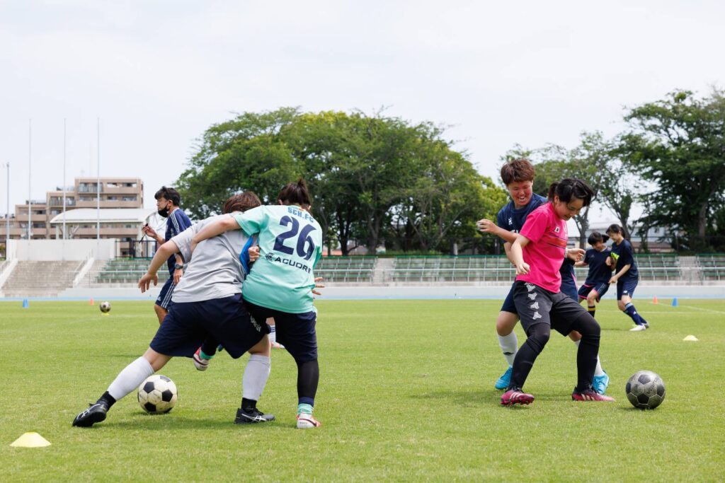 2人1組でトレーニングをしている様子