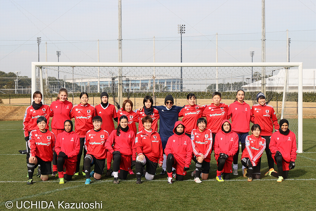 知的障がい者サッカー女子日本代表とUAEチームの集合写真