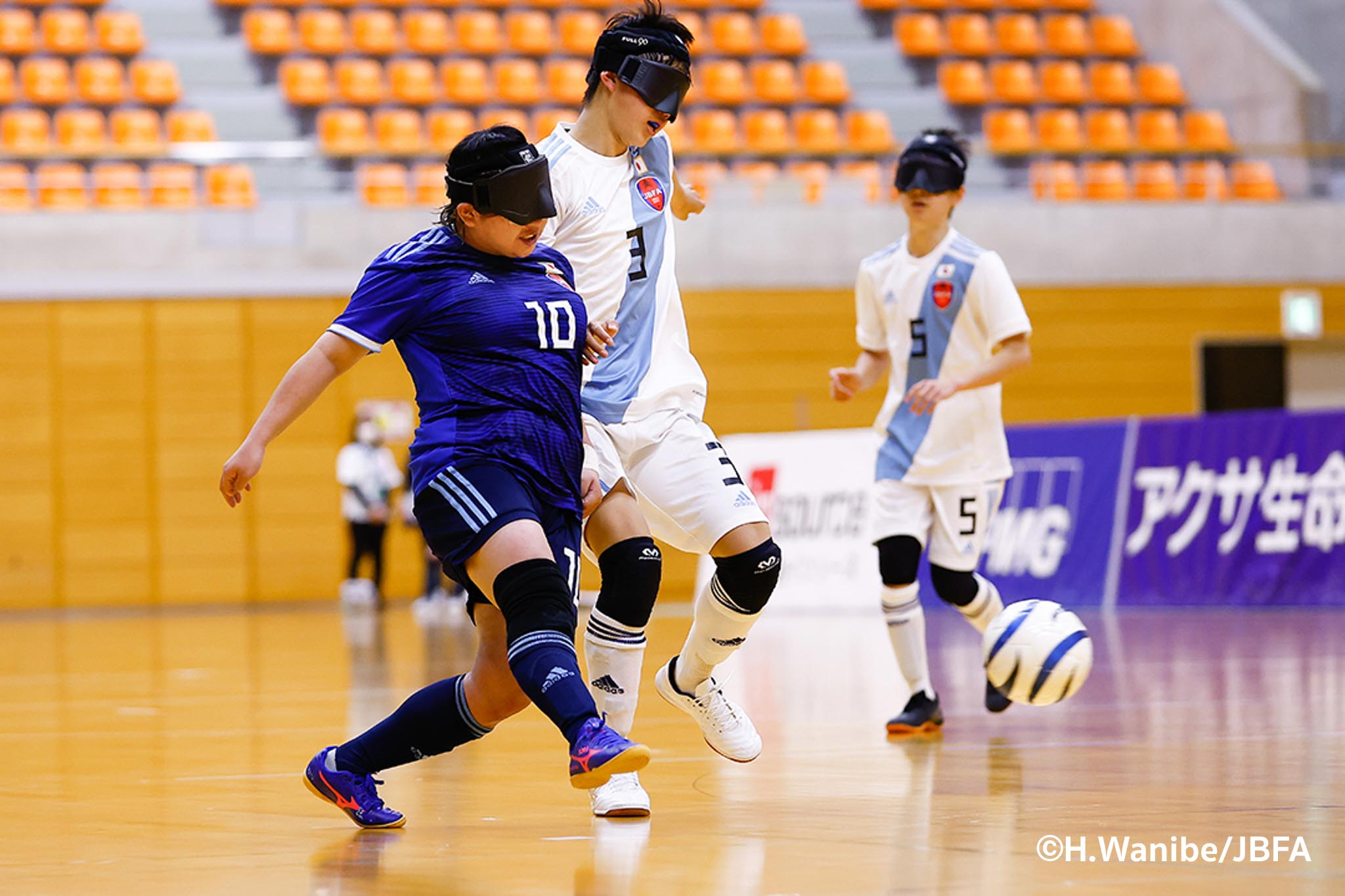 男子ユーストレセンチームと女子日本代表チームの試合の様子