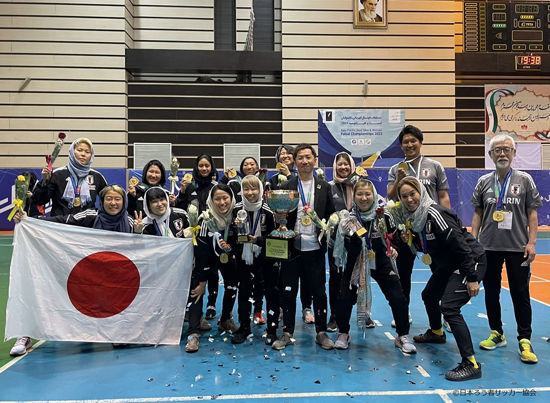 優勝しデフフットサル女子日本代表の集合写真