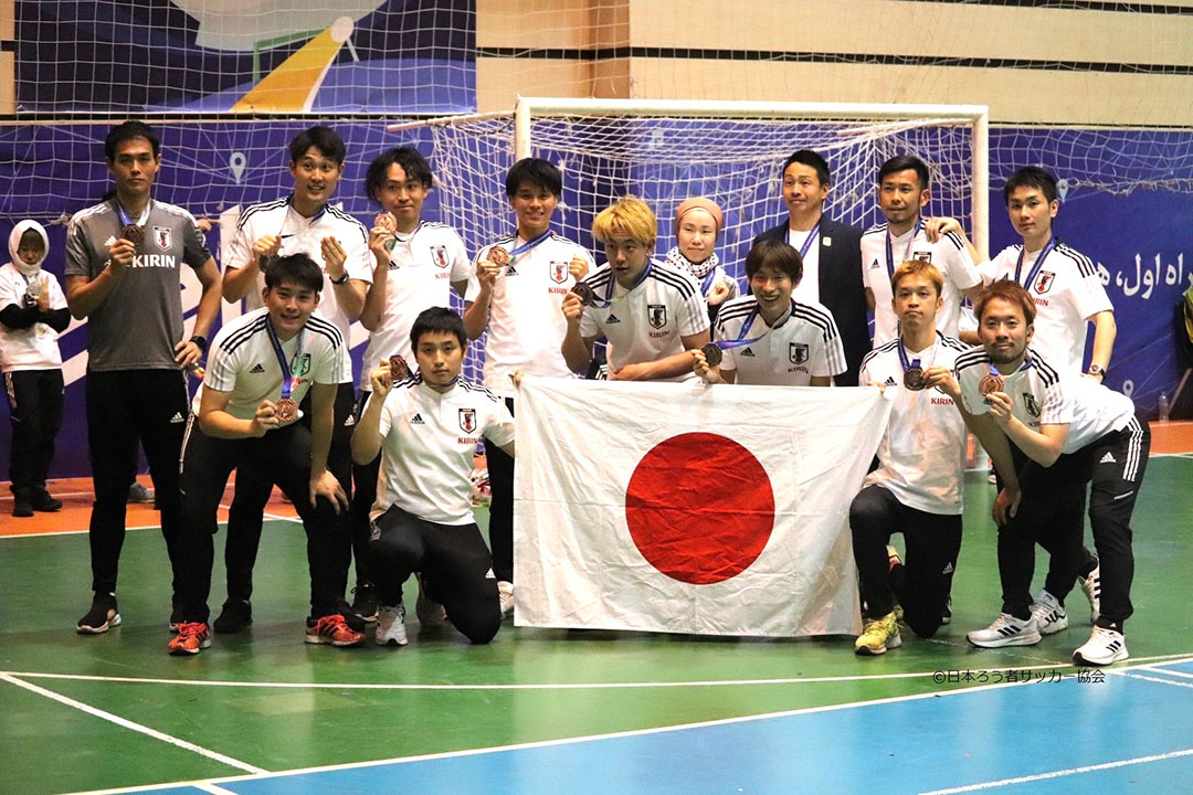 3位のデフフットサル男子日本代表の集合写真