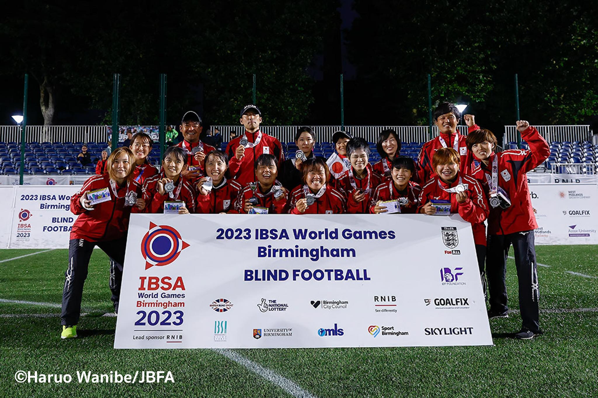 銀メダルのブラインドサッカー女子日本代表チーム集合写真