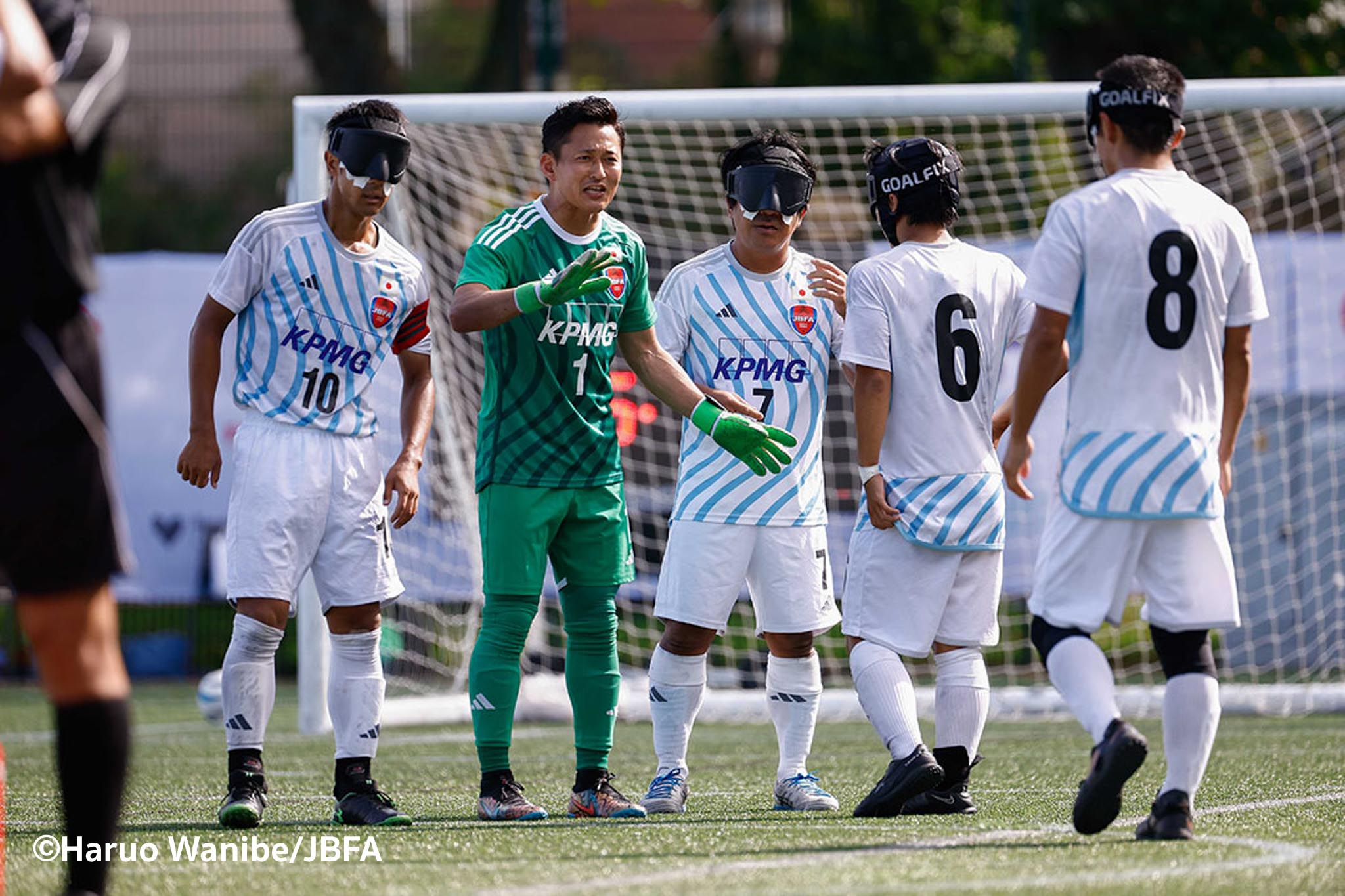 味方に指示を出すGK佐藤選手