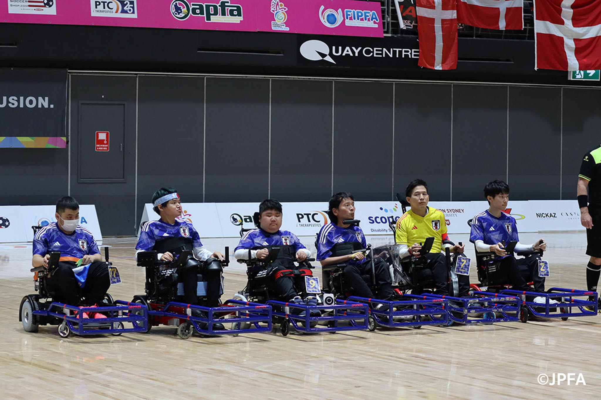 試合前、整列する電動車椅子サッカー日本代表選手たち