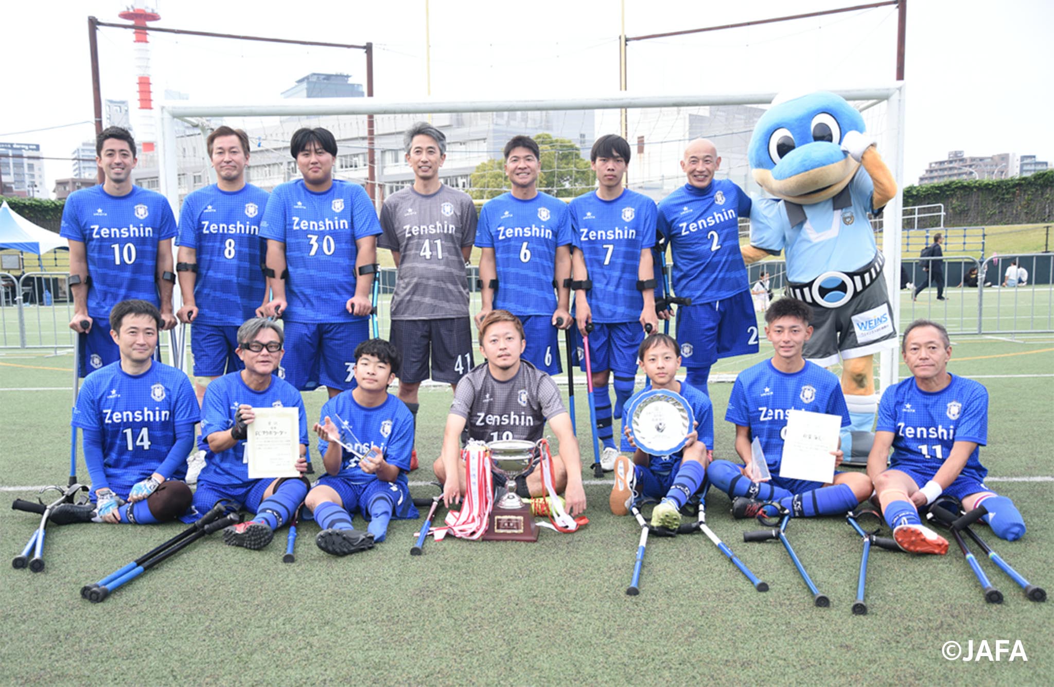 優勝したFCアウボラーダの集合写真