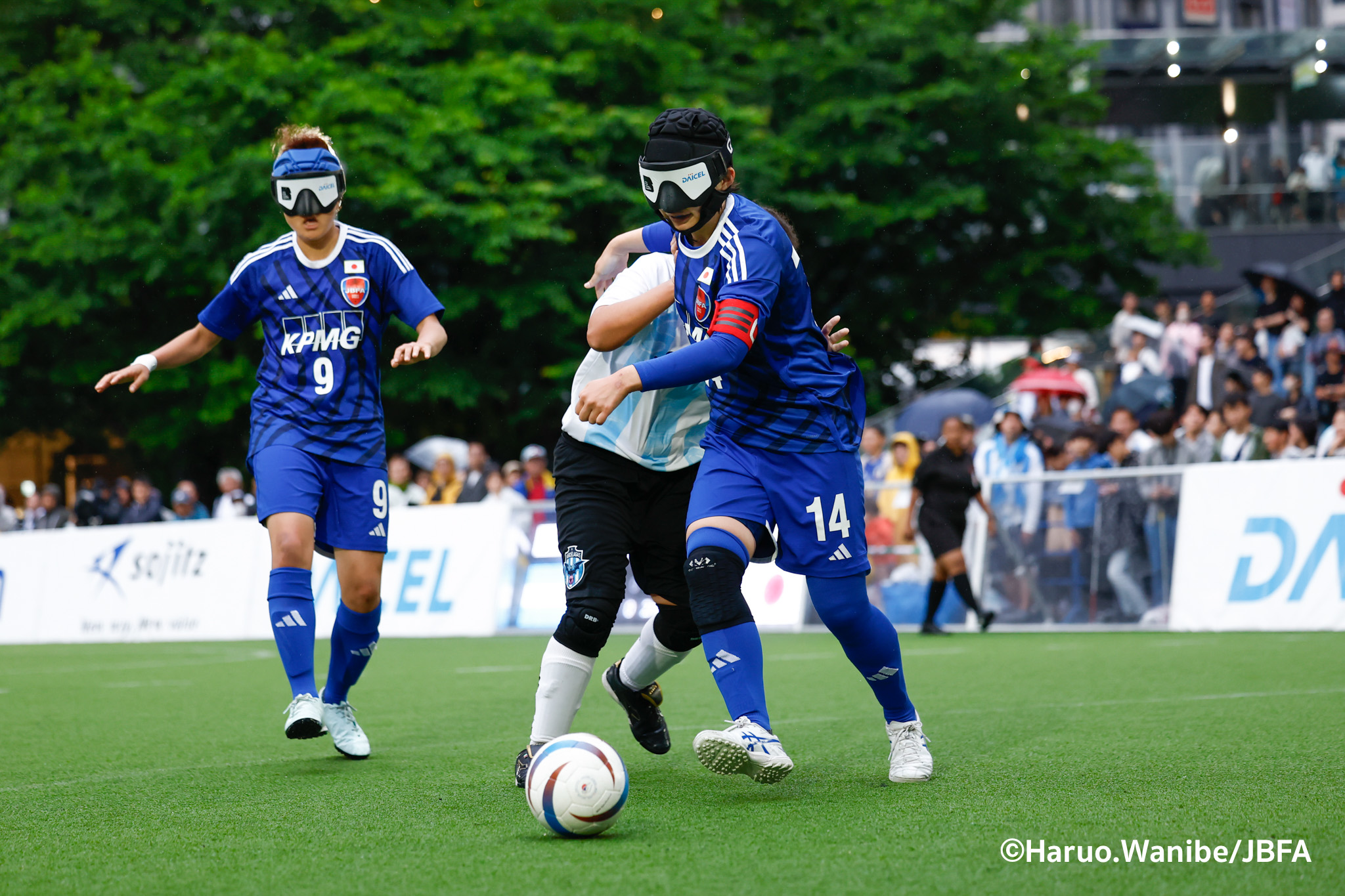 攻め込む日本チーム
