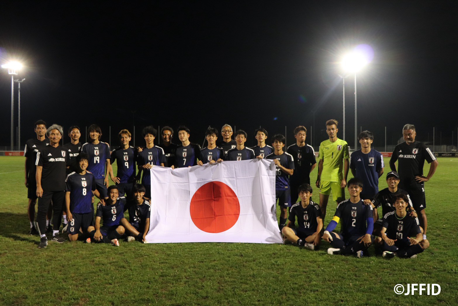 フランス遠征、知的障がい者サッカー男子日本代表の集合写真