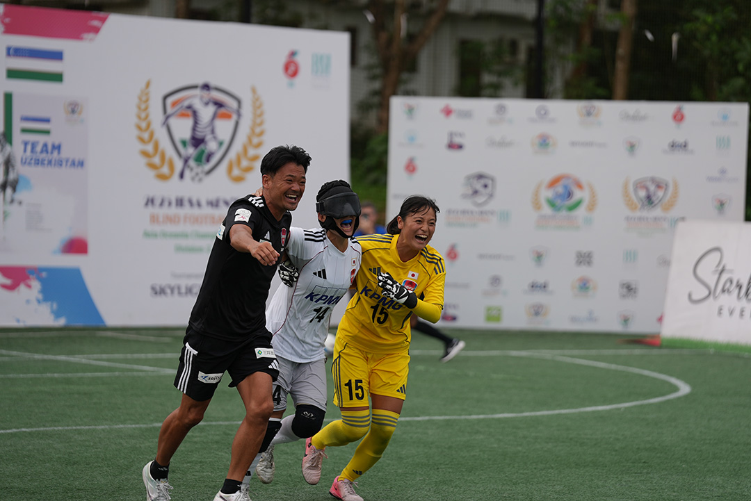 3人目のPKを決めた日本代表チーム