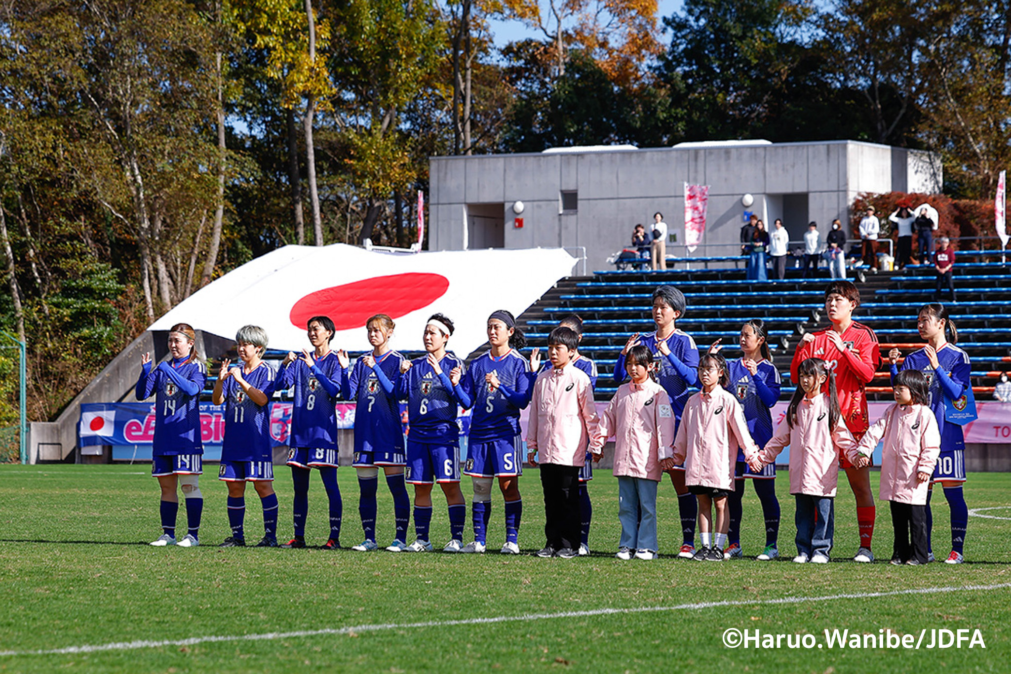手話で国歌斉唱する日本代表チーム