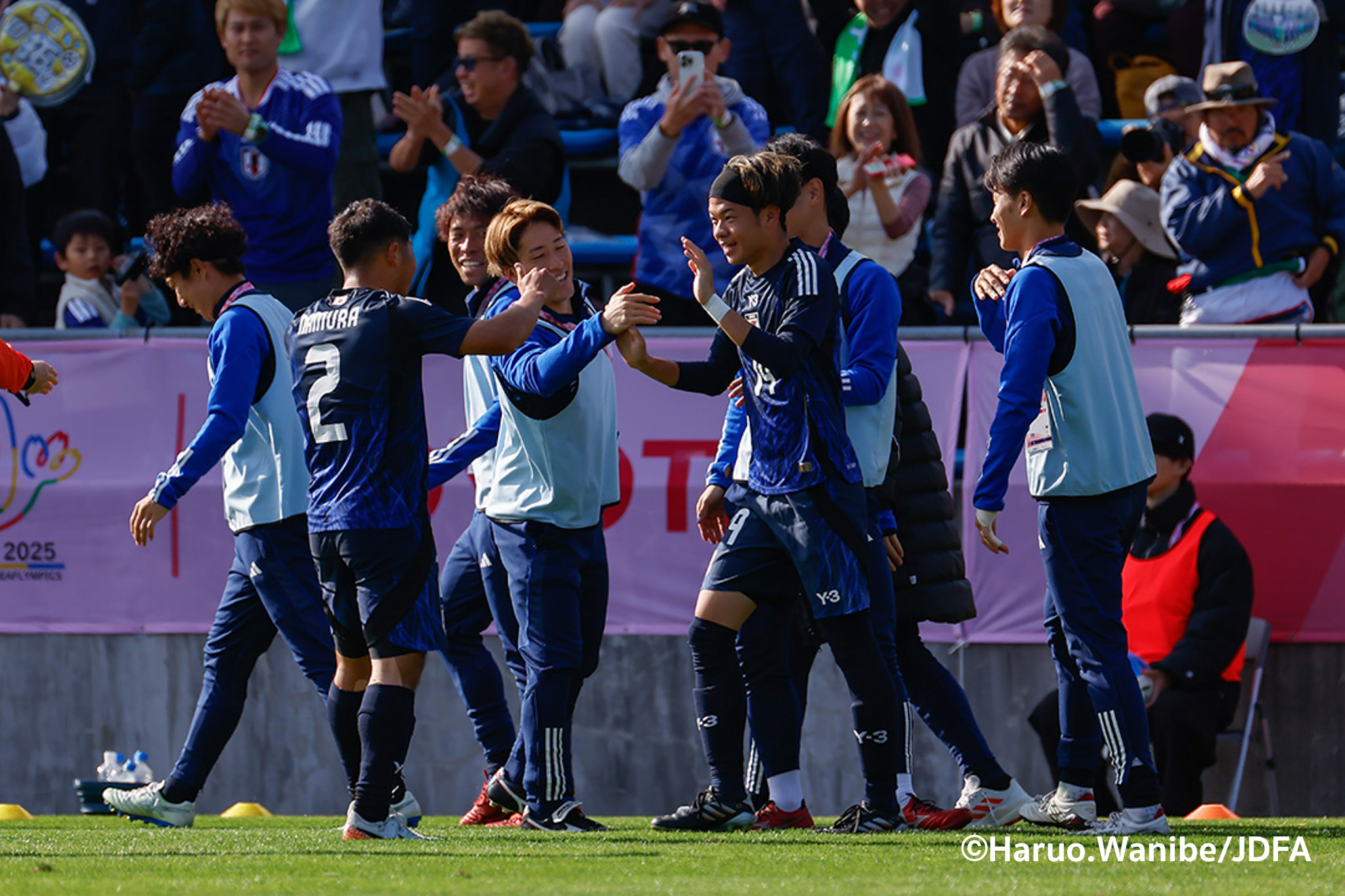 ゴール後、ベンチ入りメンバーたちと喜ぶ日本代表チーム