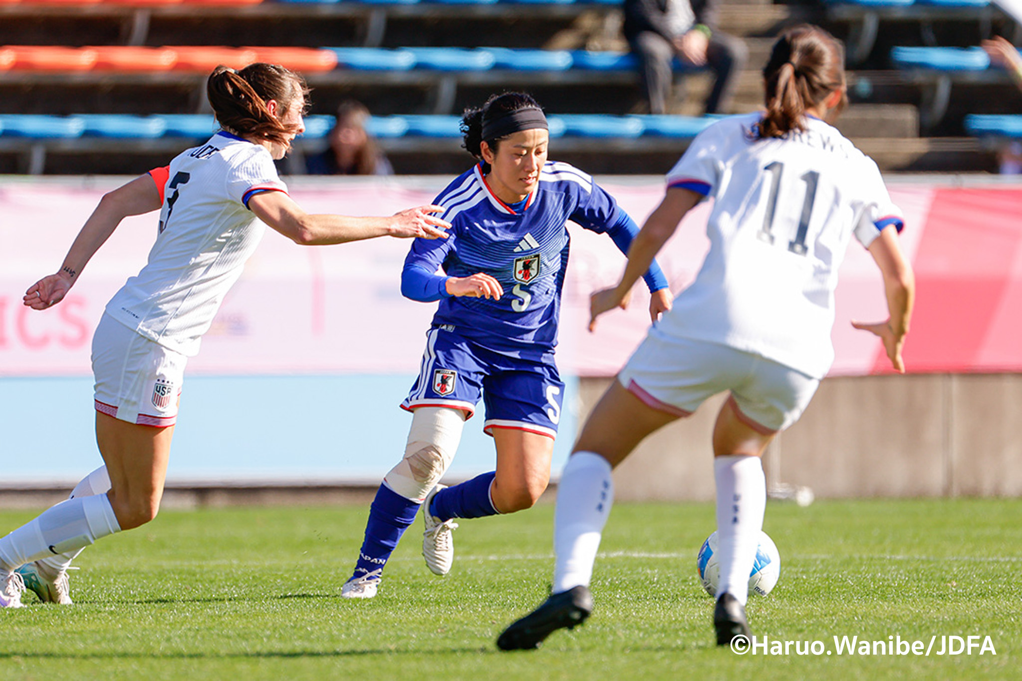 攻め込む宮田選手