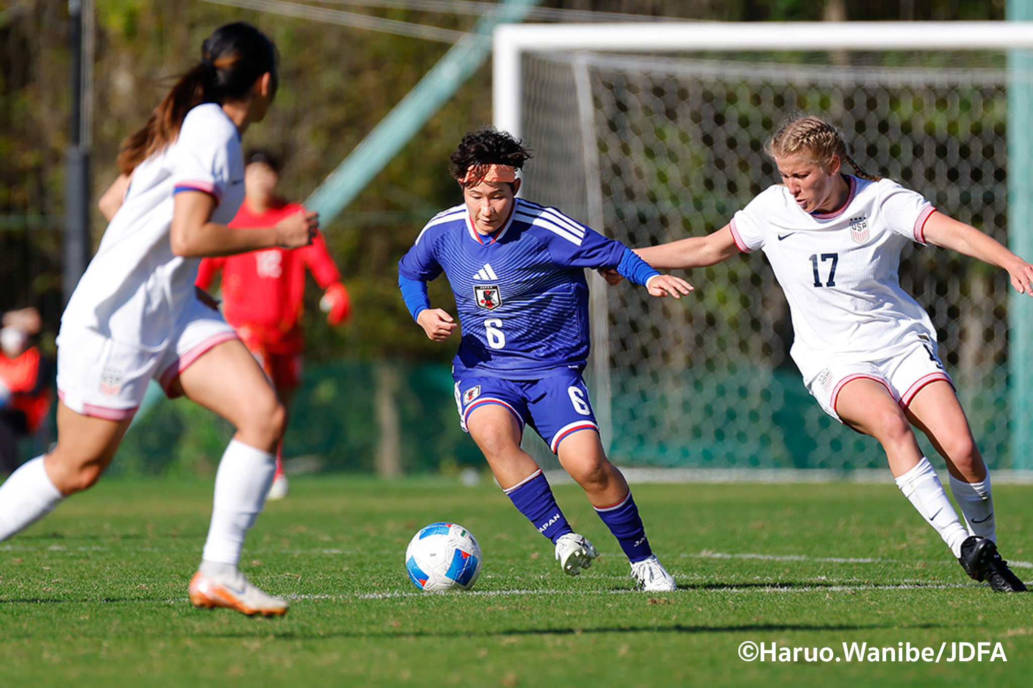 攻め込む阿部選手