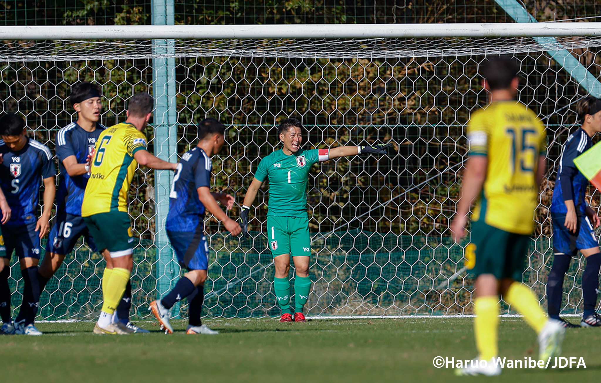 味方に指示を送るGK松元主将