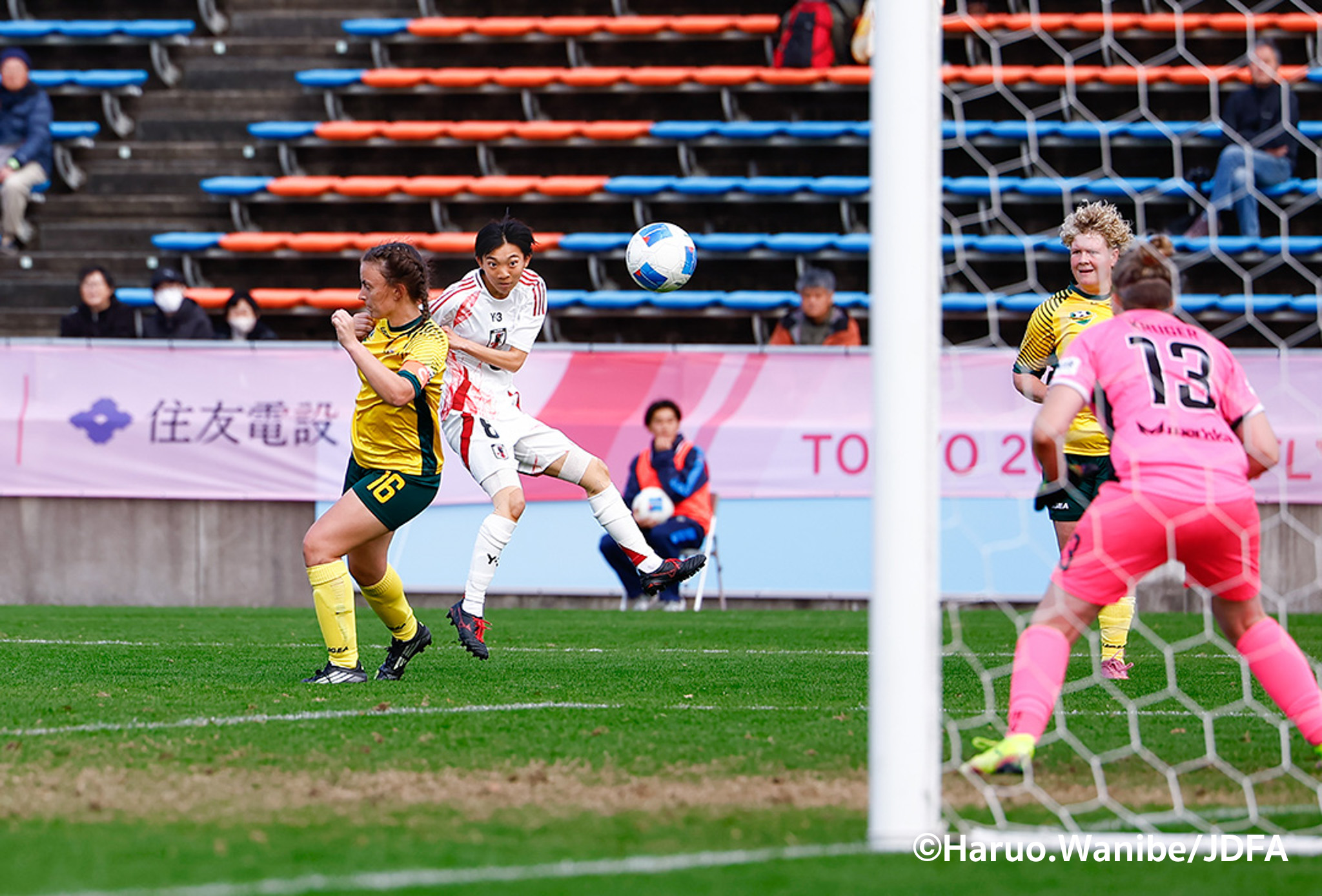 相手ゴールに迫る酒井選手