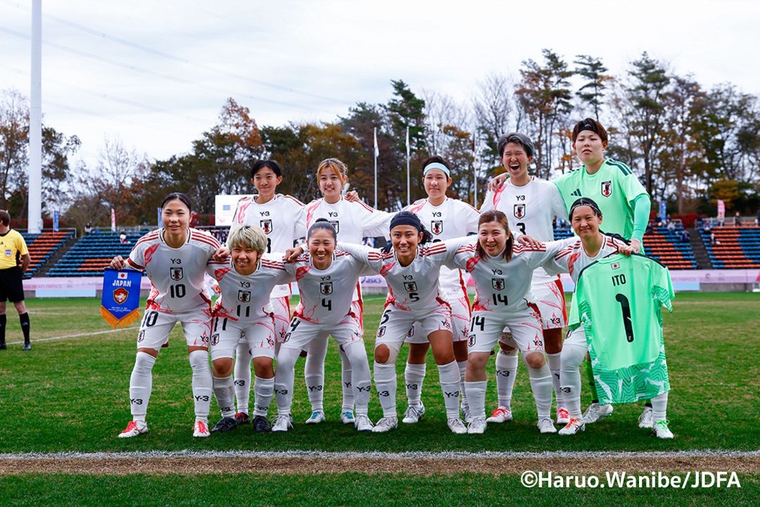 女子決勝戦のスタメン集合写真（2ndユニフォーム）