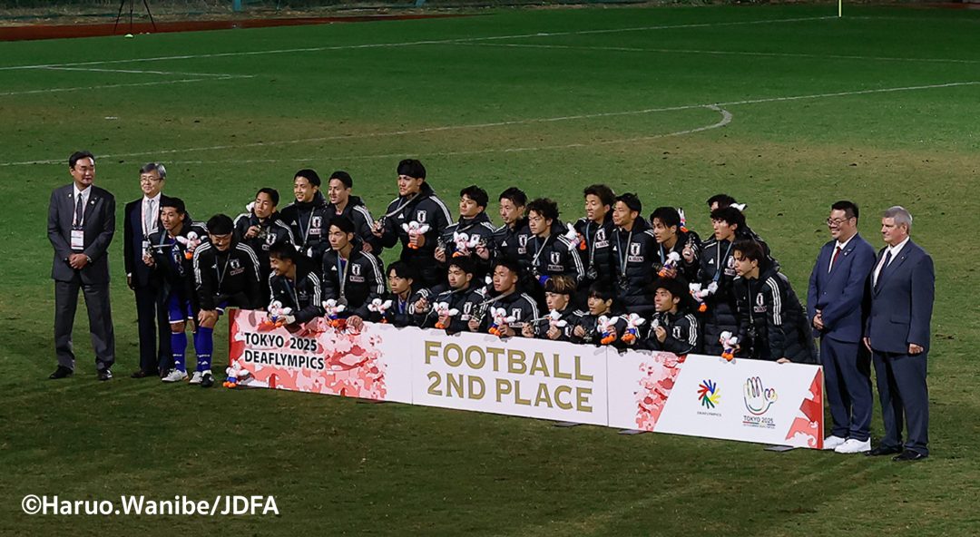デフサッカー男子日本代表の表彰式の様子