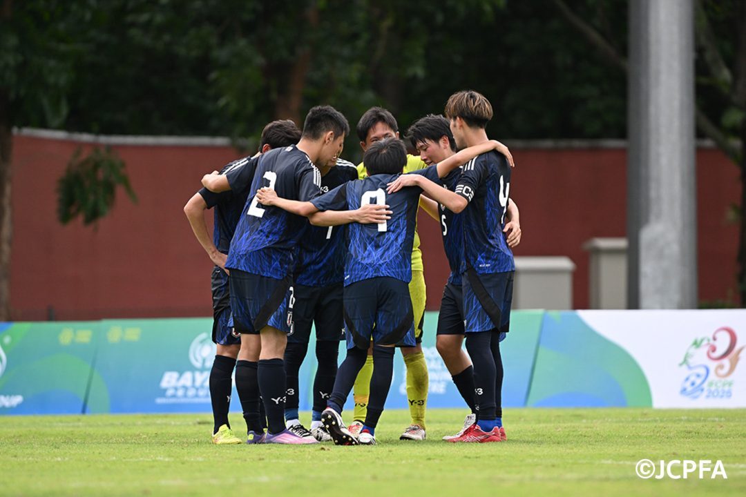 円陣を組む日本代表チーム