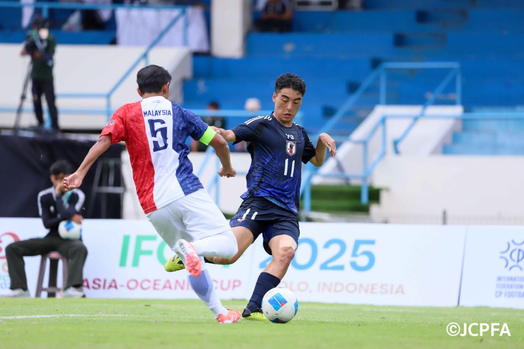 攻め込む影山選手