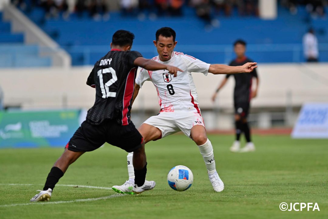 相手と競り合う浦選手