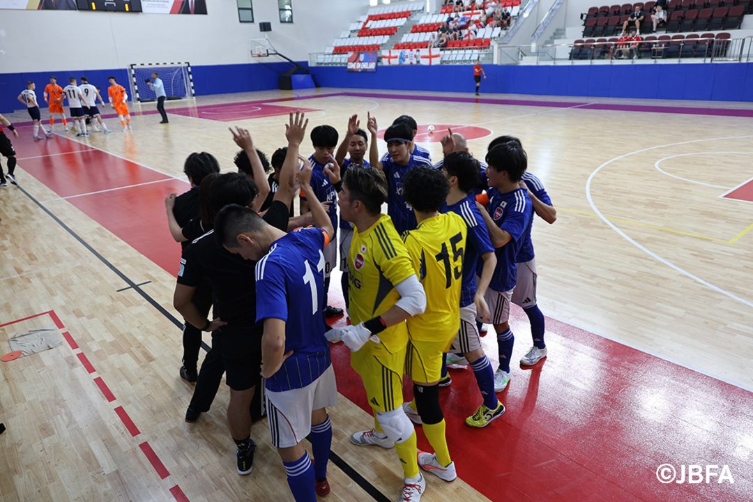 円陣を組む日本代表チーム