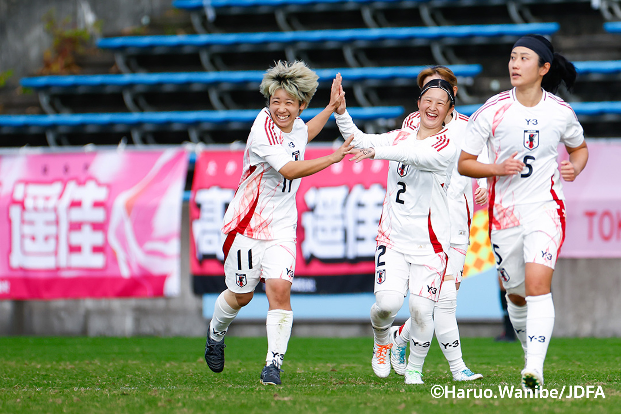 岩渕選手ゴール後の歓喜