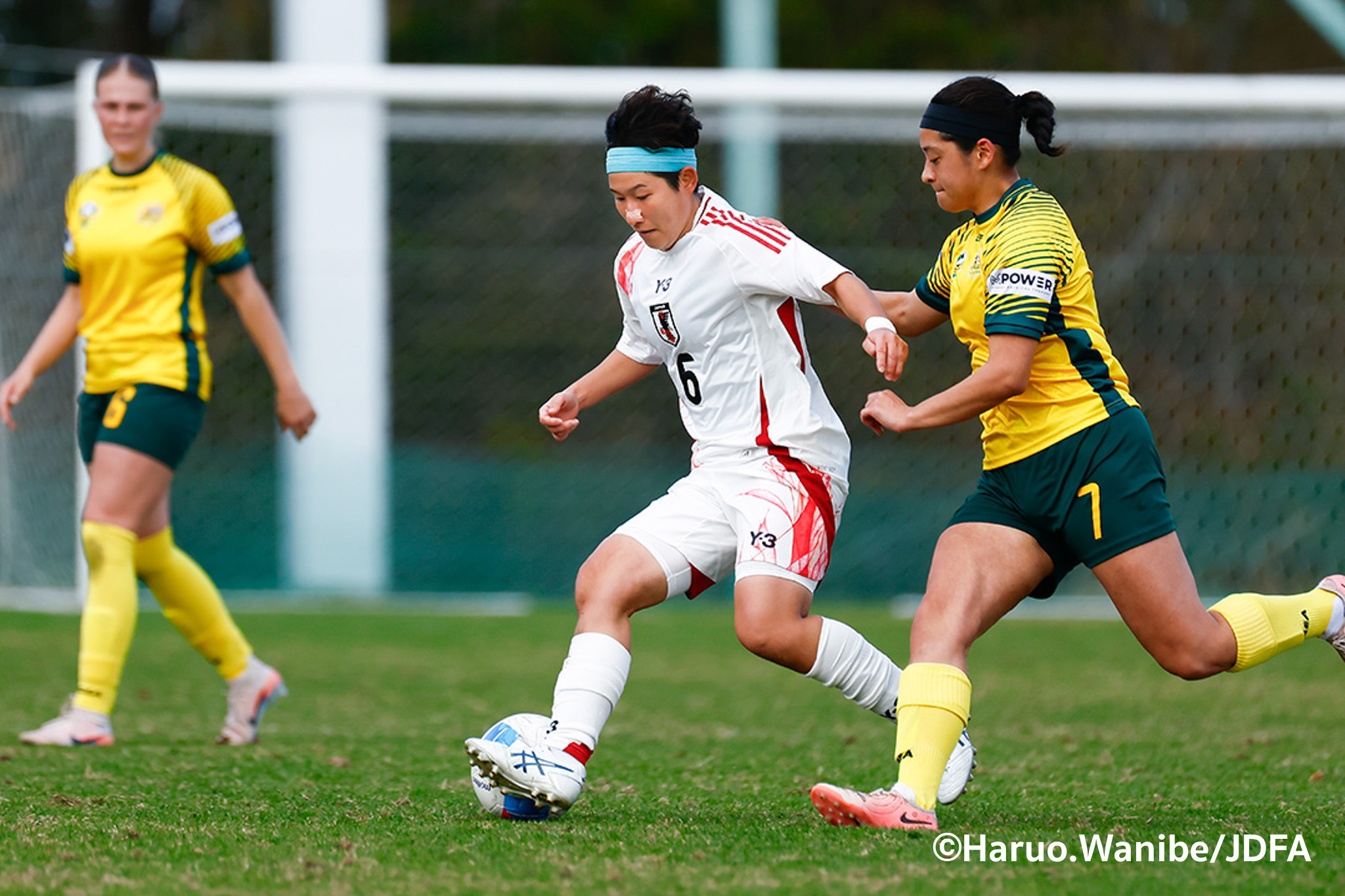 攻め込む阿部選手