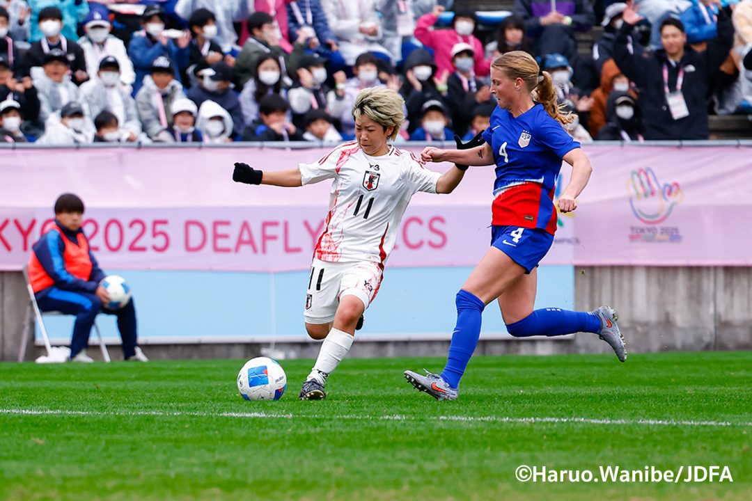 攻め込む岩渕選手