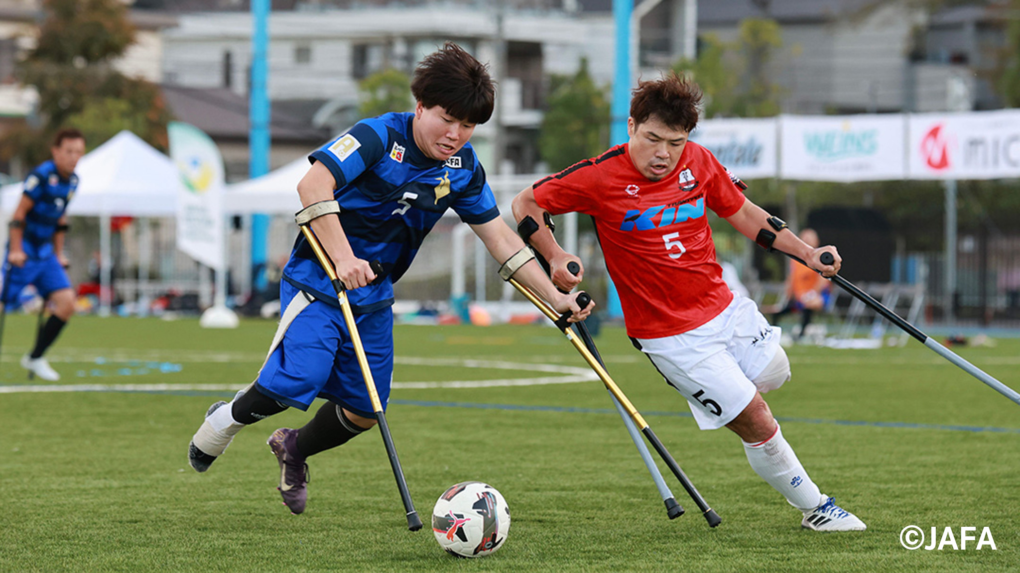 競り合う西日本合同チームとFC TS-ONE 2025チーム