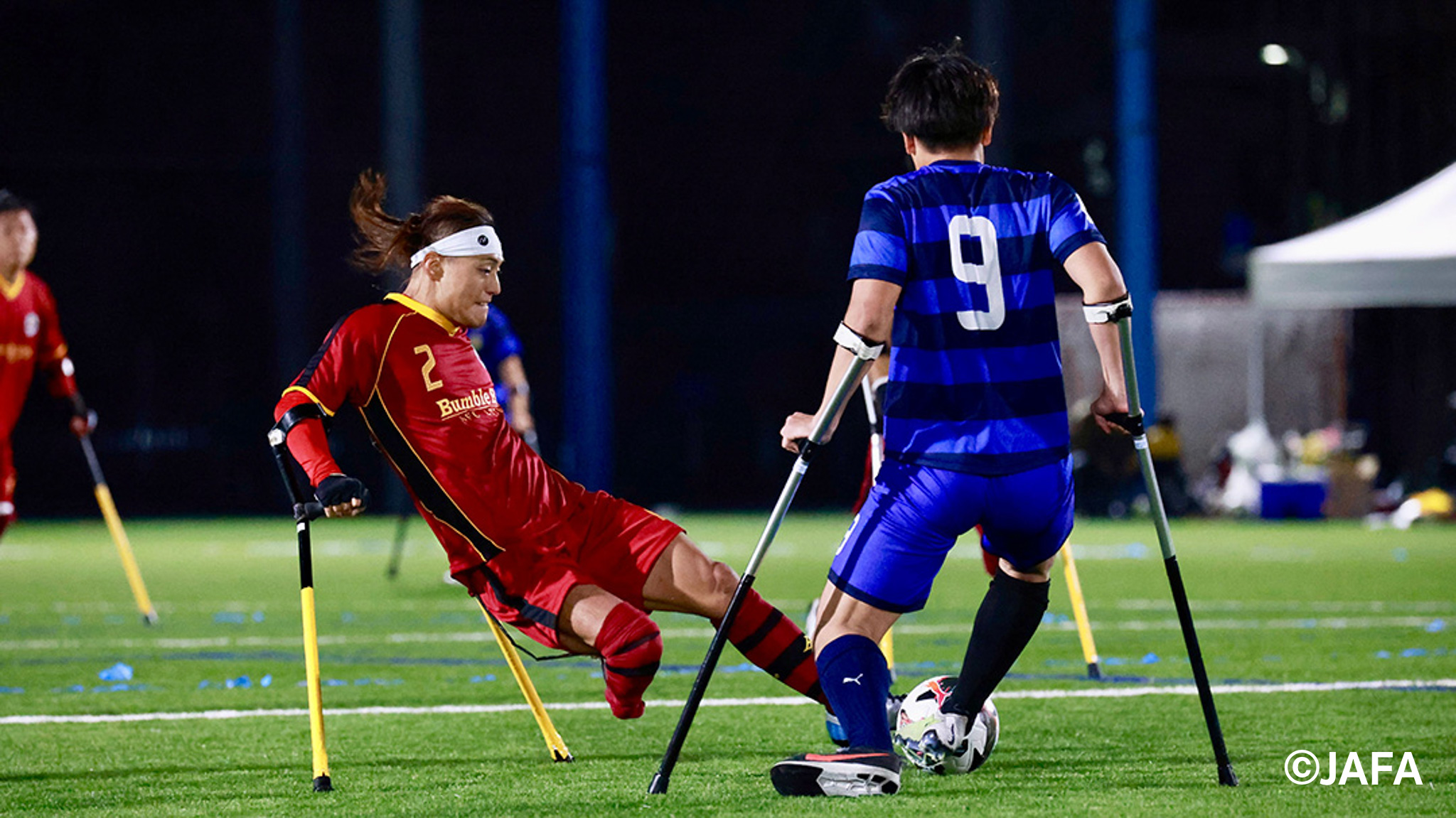 競り合うAFC Bumble Bee千葉と西日本合同チーム