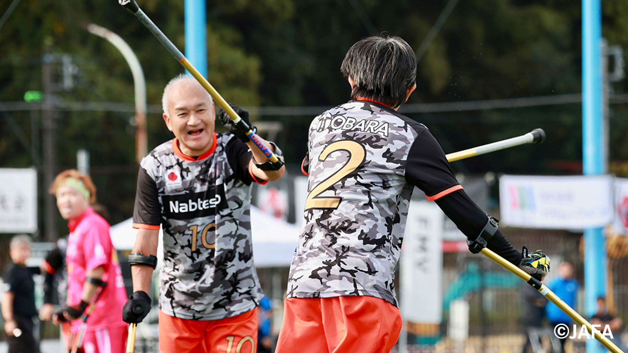 クラッチでハイタッチをするFC TS-ONE 2025チーム