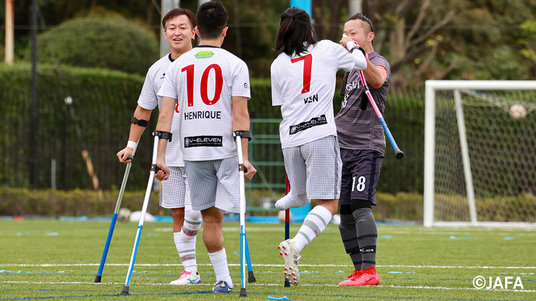 ハイタッチをするFC ALVORADAチーム