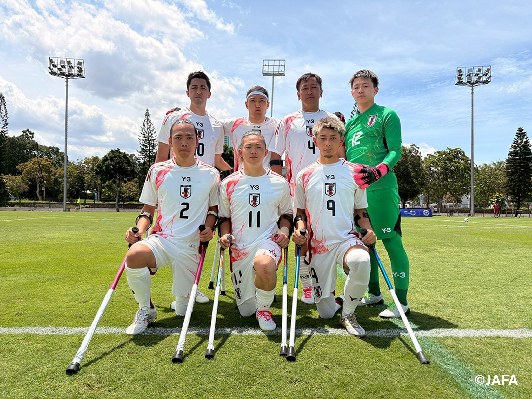 試合前、スタメン集合写真（2ndユニフォーム）