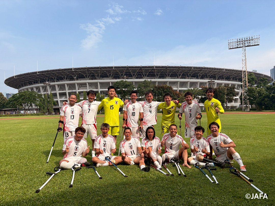 会場のスタジアム前での日本代表チーム集合写真