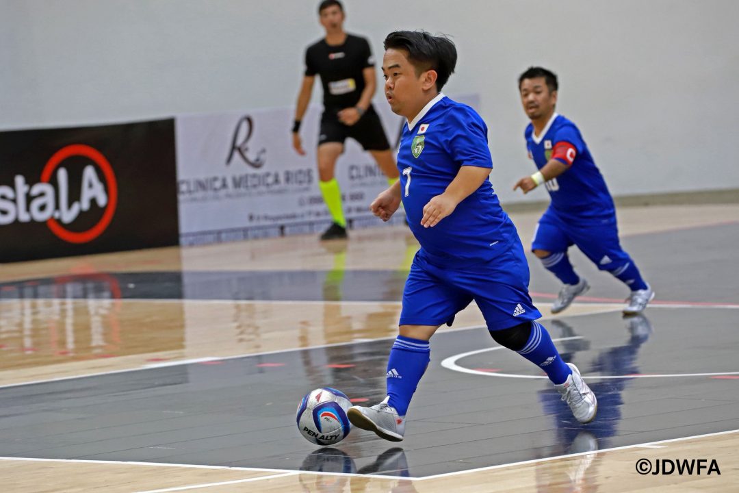 攻め込む日本選抜チーム