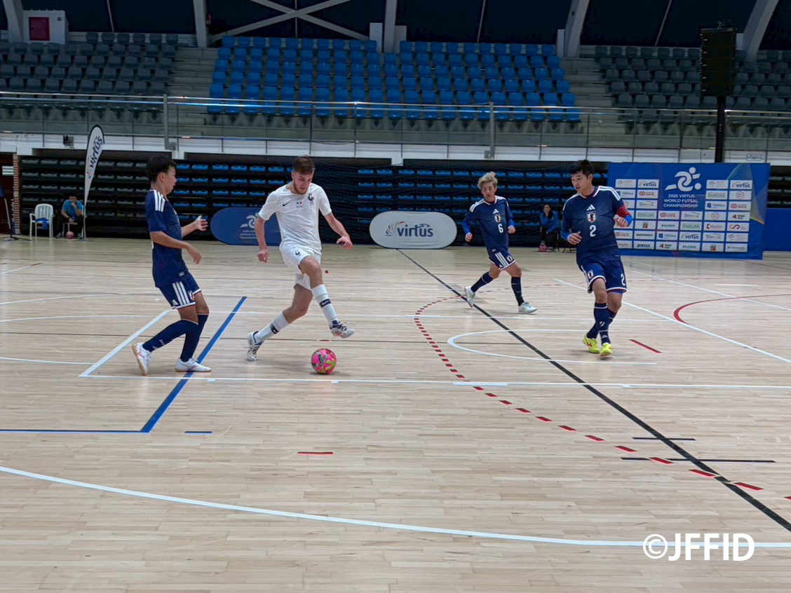 相手と競り合う日本代表チーム