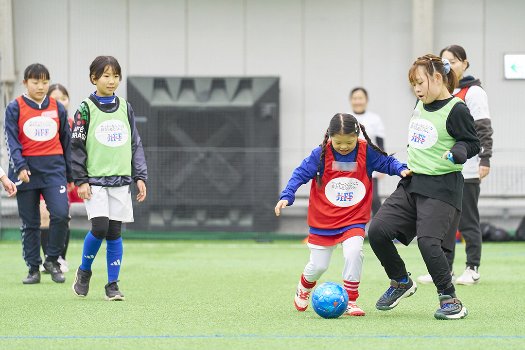 ガールズコースでサッカーを楽しむ子どもたち