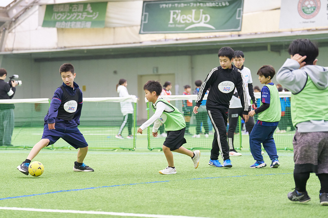 チャレンジコースでサッカーを楽しむ子どもたち