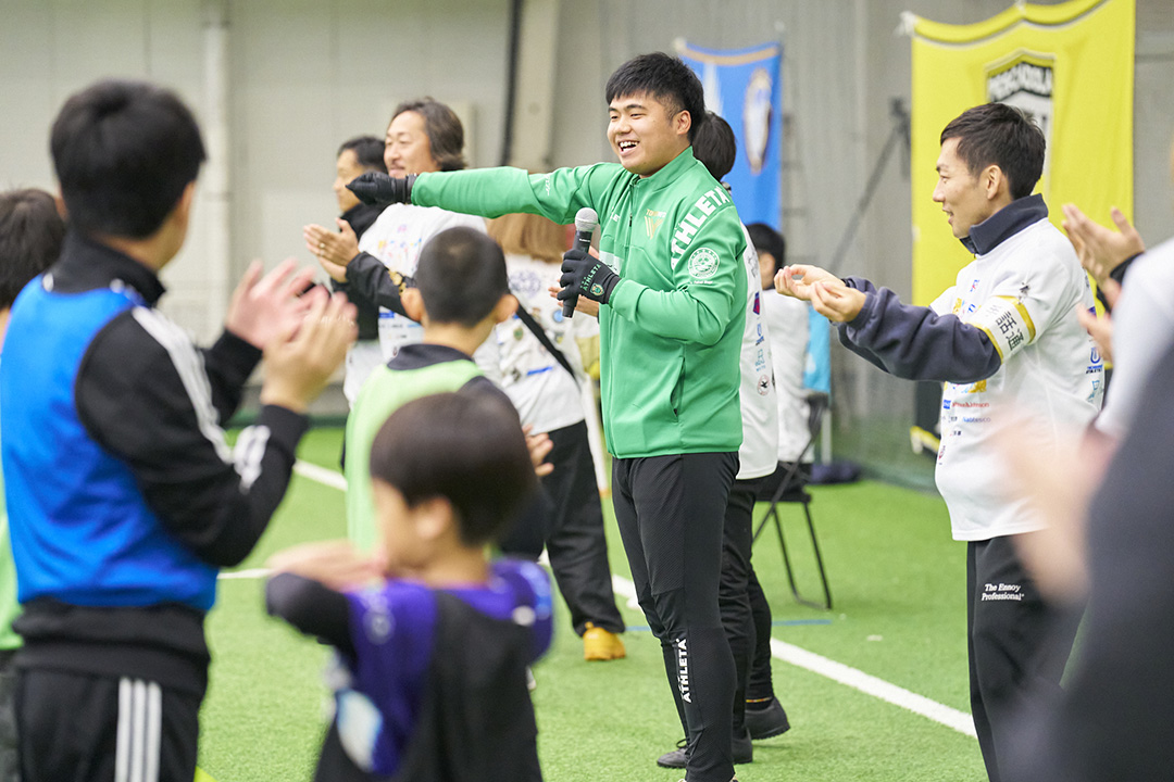 セレモニーでのJクラブコーチ（東京ヴェルディ・河野コーチ）