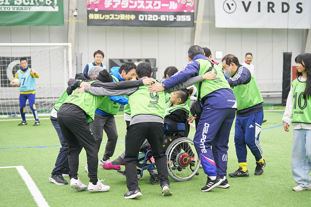 ゴール後に輪になって喜ぶチーム