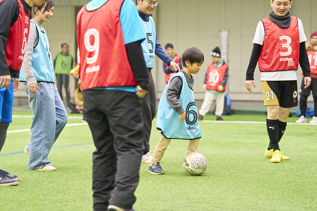 年齢・性別も関係なく参加している、まぜこぜウォーキングフットボール